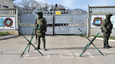 Russische Soldaten vor einer blockierten ukrainischen Militärbasis in Perevalnoye bei Simferopol auf der Krim