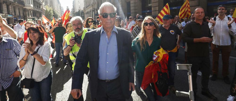 Mario Vargas Llosa marschierte am Sonntag in Barcelona mit.