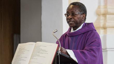 Der Pfarrer Olivier Ndjimbi-Tshiende hat um Verständnis für seinen Rücktritt nach rassistischen Beschimpfungen und Morddrohungen gebeten. 