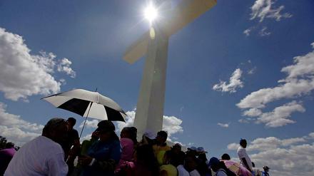 Gläubige pilgern zu einem Kreuz in Danli im mittelamerikanischen Land Honduras. Die meisten Katholiken der Welt wohnen jedoch etwas südlich davon in Brasilien. 