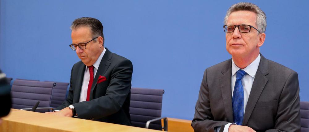Bundesinnenminister Thomas de Maiziere (CDU) und der Leiter des Bundesamtes für Migration und Flüchtlinge, Frank-Jürgen Weise.