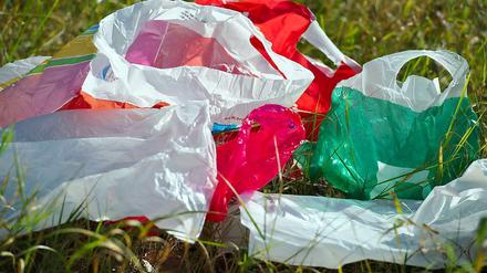 Die EU-Kommission will den Plastiktütenverbrauch einschränken. Die Hersteller finden das nicht so prima.