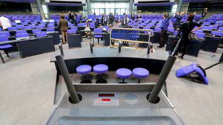 Der Plenarsaal des Bundestages wird in Berlin für die konstituierende Sitzung umgebaut. 