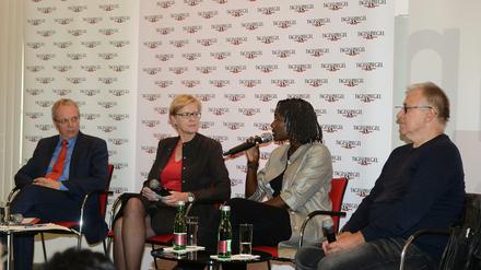 Günther Taube, Moderatorin Ulrike Scheffer, Auma Obama und Manfred Liebel diskutieren über Kinderarbeit.