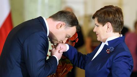 Polens Präsident Andrzej Duda gratuliert der neuen Ministerpräsidentin Beata Szydlo.