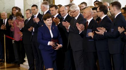 Polens neue Mintserpräsidentin Beata Szydlo und ihre Minister.
