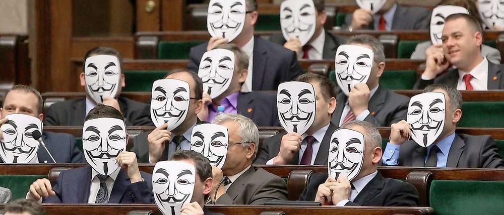 Abgeordnete der polnischen Partei "Palikot" demonstrieren im polnischen Parlament gegen die Ratifizierung des Acta-Abkommens. Die Guy Fawkes-Masken sind ein Symbol der Hacker-Gruppe "Anonymous". 