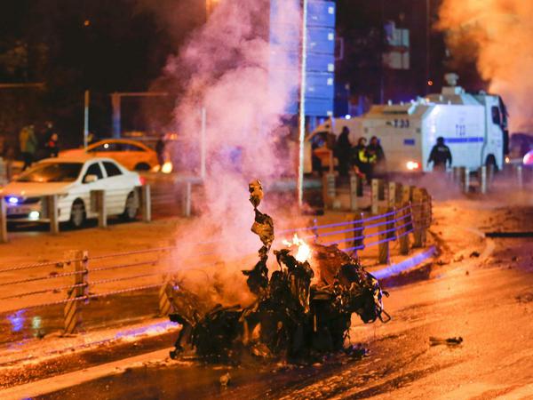 Polizei am Ort einer der Explosionen in Istanbul.