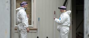 Die Kriminalpolizei untersucht die Wohnung des Mannes, der am 16. Oktober 2021 in Kongsberg, Norwegen, 5 Menschen tötete.