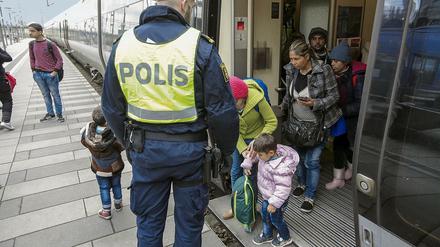 Flüchtlinge kommen aus Dänemark an - und zwar in Schweden.