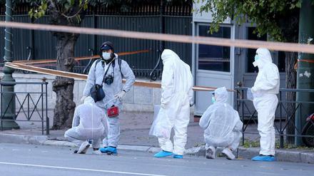 Polizisten in Athen untersuchen die explodierte Handgranate an der französischen Botschaft. 