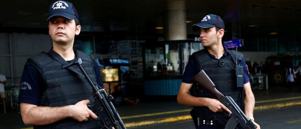 Bewaffnete Polizisten vor dem Atatürk-Flughafen in Istanbul.