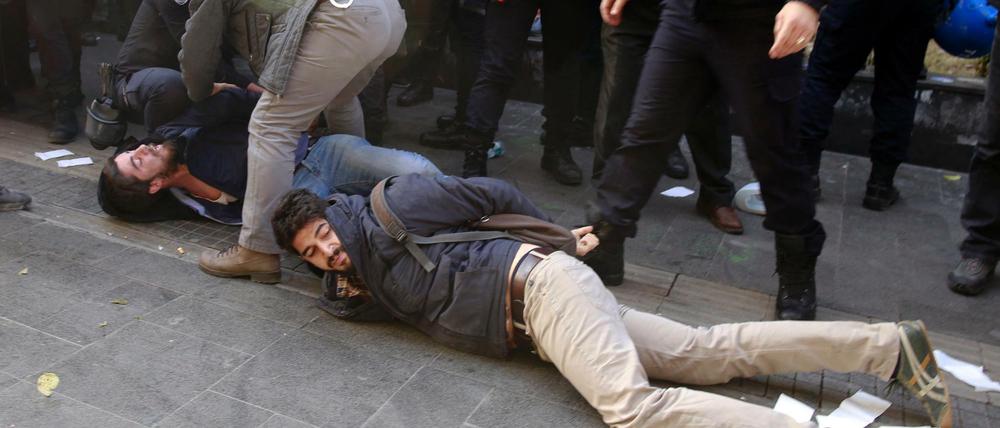 Polizisten verhaften Demonstranten in Ankara. 