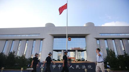 Polizei vor einem Gericht im chinesischen Kunming (Symbolbild)