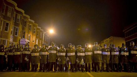 Konfrontation: In Baltimorepatroullieren seit den Ausschreitungen von Montag Polizei und Nationalgarde.