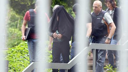 Polizisten mit einem Terrorverdächtigen in Karlsruhe am Donnerstag. 