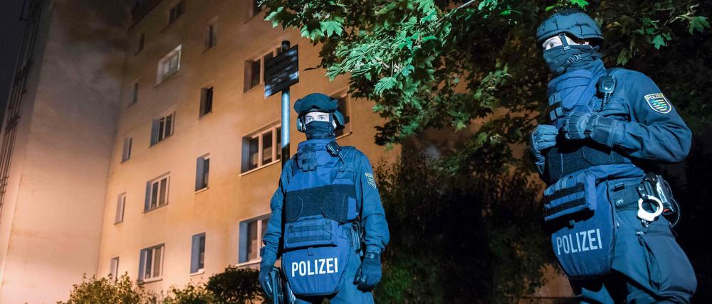 Polizei steht vor dem Haus von Jaber Albakr in Chemnitz.