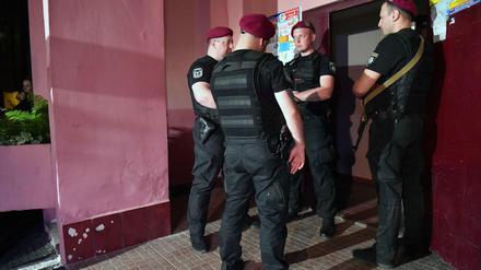 Polizisten vor dem Eingang des Apartmenthauses in Kiew, in dem Arkadi Babtschenko lebte.