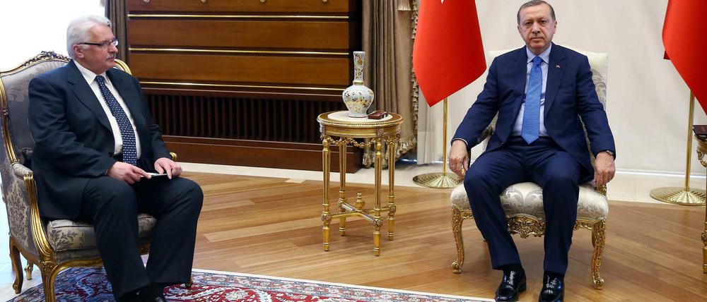 Breitbeinig: Recep Tayyip Erdogan, hier mit dem polnischen Außenminister Witold Waszczykowski.