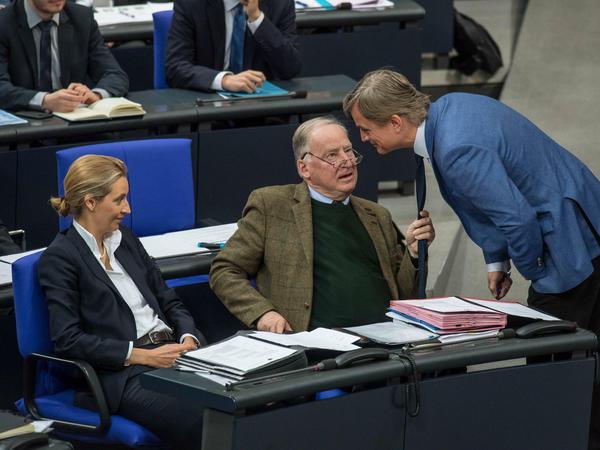 Die AfD-Fraktionsvorsitzenden Alice Weidel und Alexander Gauland mit Bernd Baumann in der zweiten Sitzung des 19. Bundestages.