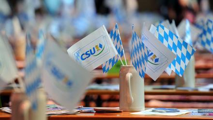 Bierkrüge mit CSU-Fähnchen beim Politischen Aschermittwoch der CSU 2015. 