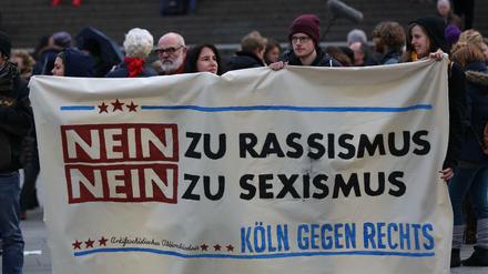 Demonstranten verschiedener linker Gruppen demonstrieren am 6. Januar in Köln vor dem Hauptbahnhof gegen Rassismus und Sexismus.