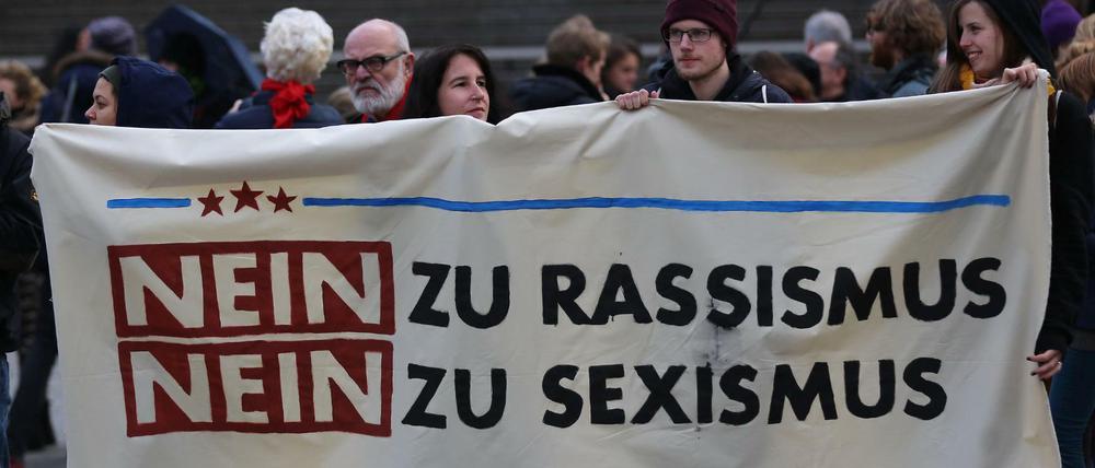 Demonstranten verschiedener linker Gruppen demonstrieren am 6. Januar in Köln vor dem Hauptbahnhof gegen Rassismus und Sexismus.