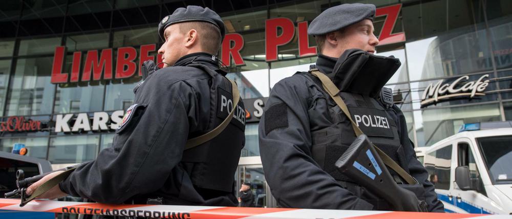 Schwer bewaffnete Polizisten sichern das wegen einer Terrorwarnung geschlossene Einkaufszentrum Limbecker Platz. 