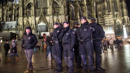Die Polizei zeigt seit den Vorfällen in der Silvesternacht mehr Präsenz am Kölner Dom.