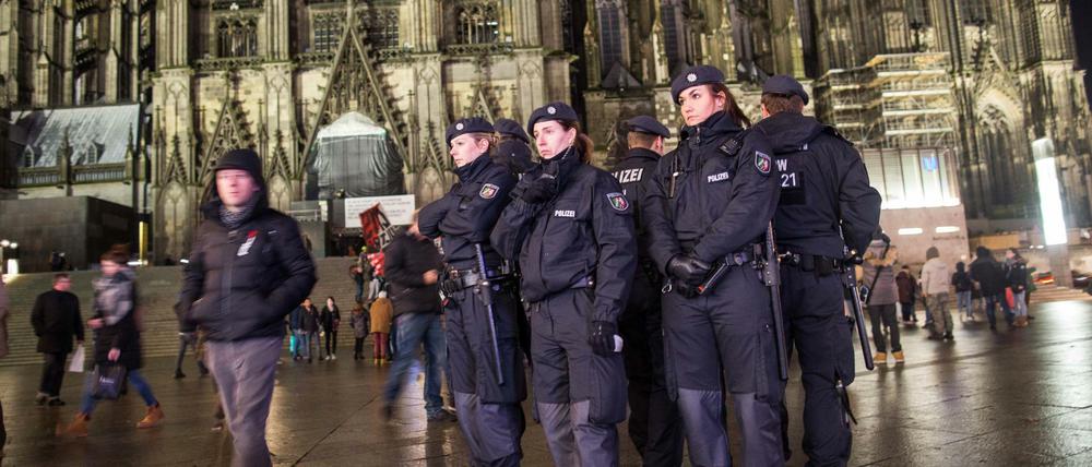 Die Polizei zeigt seit den Vorfällen in der Silvesternacht mehr Präsenz am Kölner Dom.