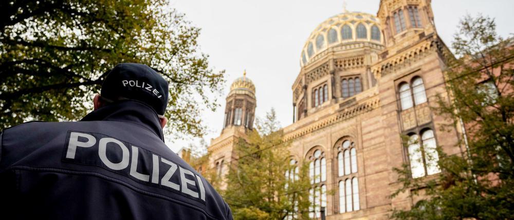 Schon vor dem antisemitischen Angriff in Halle stand die Neue Synagoge in Berlin unter Polizeischutz. 