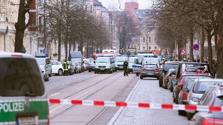 Sicherheitskräfte stehen am Mittwoch vor der International School in Leipzig. Wegen eines Notrufs ist ein Spezialeinsatzkommando der Polizei zu einer Leipziger Schule ausgerückt. 