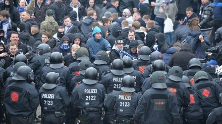 Polizisten versuchen am Rande des Bundesligaspiels Werder Bremen - Hamburger SV Fans des Hamburger SV daran zu hindern, zu den Fans von Werder Bremen zu gelangen.