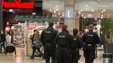 Einsatzkräfte der Polizei patrouillieren am Donnerstagabend im Einkaufszentrum Centro in Oberhausen.