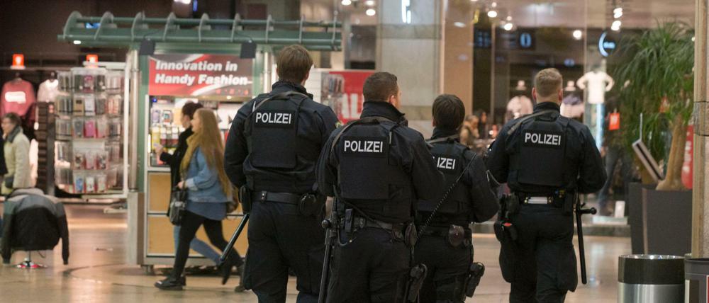Einsatzkräfte der Polizei patrouillieren am Donnerstagabend im Einkaufszentrum Centro in Oberhausen.