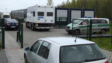 Polizeiautos stehen in Borsdorf vor und auf dem Gelände eines Flüchtlingsheims, wo ein Verdächtiger festgenommen wurde. 