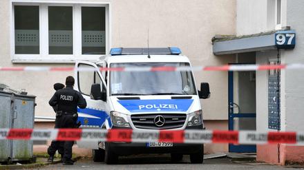 Polizisten sichern den Eingang eines Gebäudes in Chemnitz, in dem ein mutmaßlicher Terrorist Sprengstoff lagerte. 