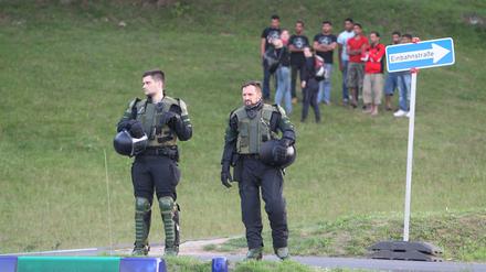 Polizisten beschützen in Heidenau Flüchtlinge. 