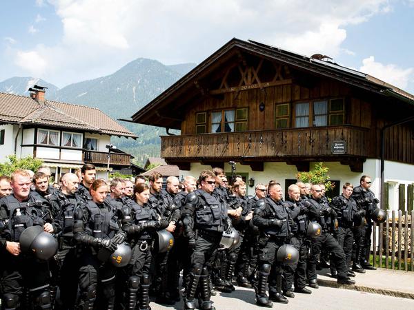 Polizisten vor Bauernhaus in Garmisch-Patenkirchen. Circa 300 Menschen demonstrieren in Garmisch-Patenkirchen gegen den G7-Gipfel im benachbarten Elmau. 