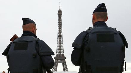 Zwei Polizisten in Paris.