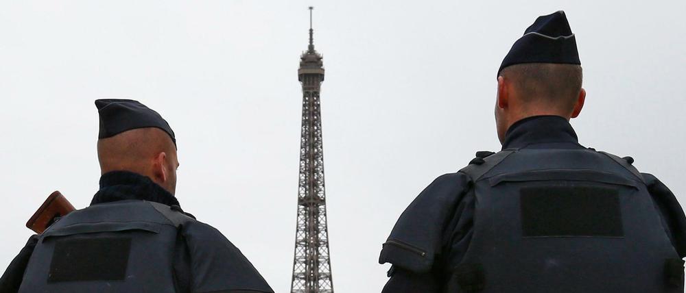 Zwei Polizisten in Paris.