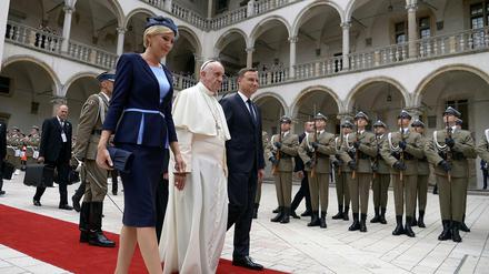 Papst Franziskus wurde im Königsschloss Wawel von Präsident Duda und dessen Ehefrau begrüßt. 