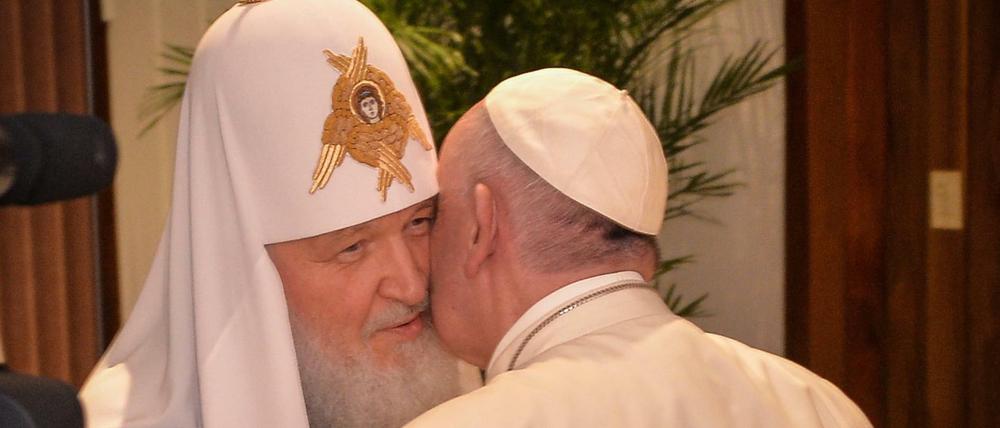 Papst Franziskus (rechts) und Patriarch Kyrill beim historischen Bruderkuss der beiden Kirchenoberhäupter auf Kuba
