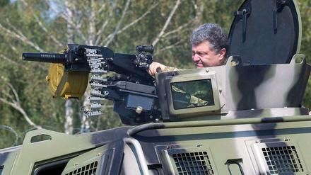 Einsatzbereit. Präsident Petro Poroschenko macht sich selbst ein Bild von den neuen Waffen der ukrainischen Armee. Die Regierung wirbt um „unverbrauchte Patrioten“ für die Streitkräfte.