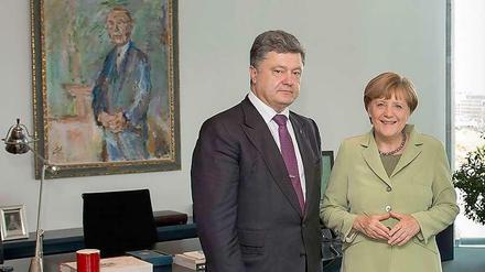 Eine gemeinsame Pressekonferenz lässt das Protokoll nicht zu, doch zum Fototermin zeigte sich Kanzlerin Angela Merkel mit dem ukrainischen Präsidentschaftskandidaten Pjotr Poroschenko.