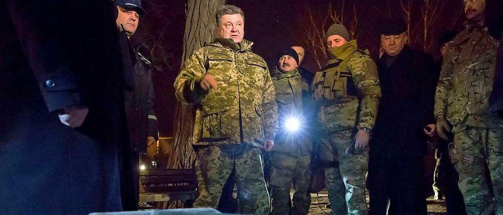 Petro Poroschenko, Präsident der Ukraine, zeigt sich demonstrativ am Abend vor den Verhandlungen in Minsk in Militäruniform in der ukrainischen Stadt Kramatorsk.