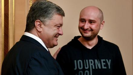Der ukrainische Präsident Petro Poroschenko trifft Arkadi Babtschenko.