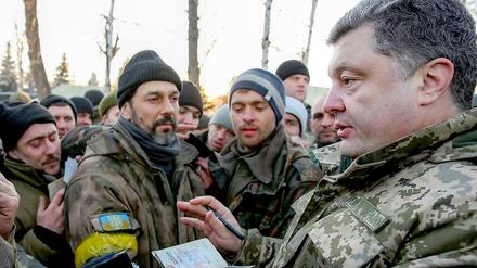 Präsident Petro Poroschenko besuchte am Mittwoch ukrainische Truppen in der Stadt Artemiwsk. Am Abend schlug er eine UN-Friedensmission vor.