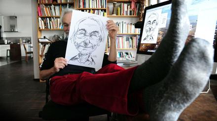 Selbstporträt von Klaus Stuttmann, Karikaturist vom Tagesspiegel, in seiner Wohnung in Berlin-Kreuzberg. 