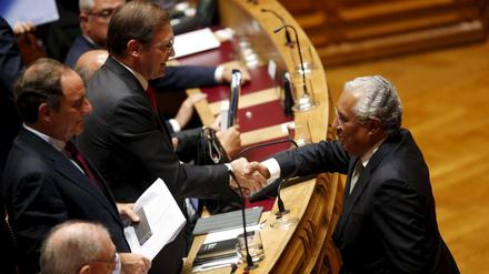 Portugals Ministerpräsident Pedro Passos Coelho (L) schüttelt am Dienstag dem Sozialistenführer Antonio Costa die Hand.